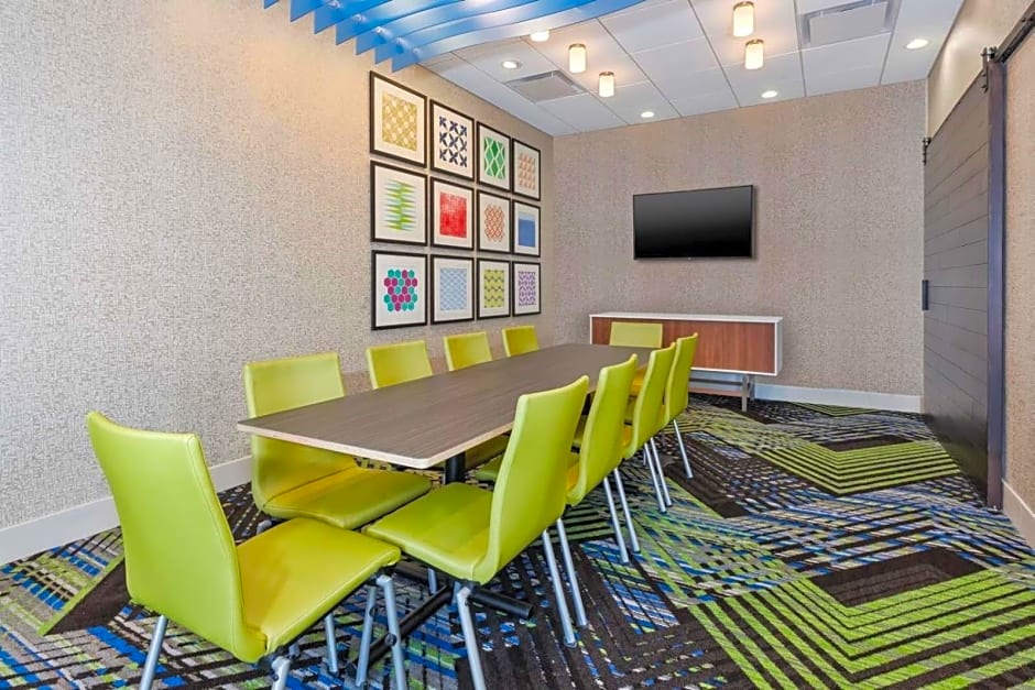 Holiday Inn Express & Suites - Grand Rapids Airport - South by IHG