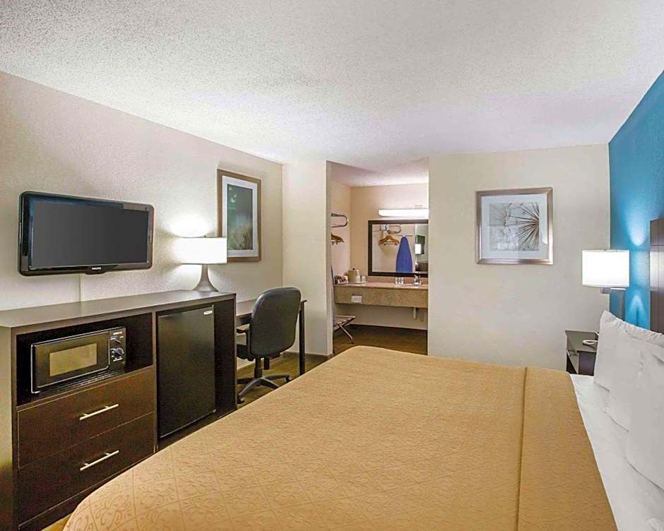 Photo 1 of 6 of Business 1 King Bed, Nonsmoking