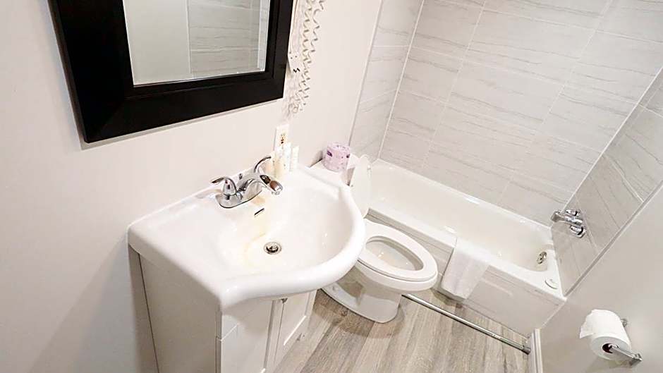 Algonquin Lakeside Inn