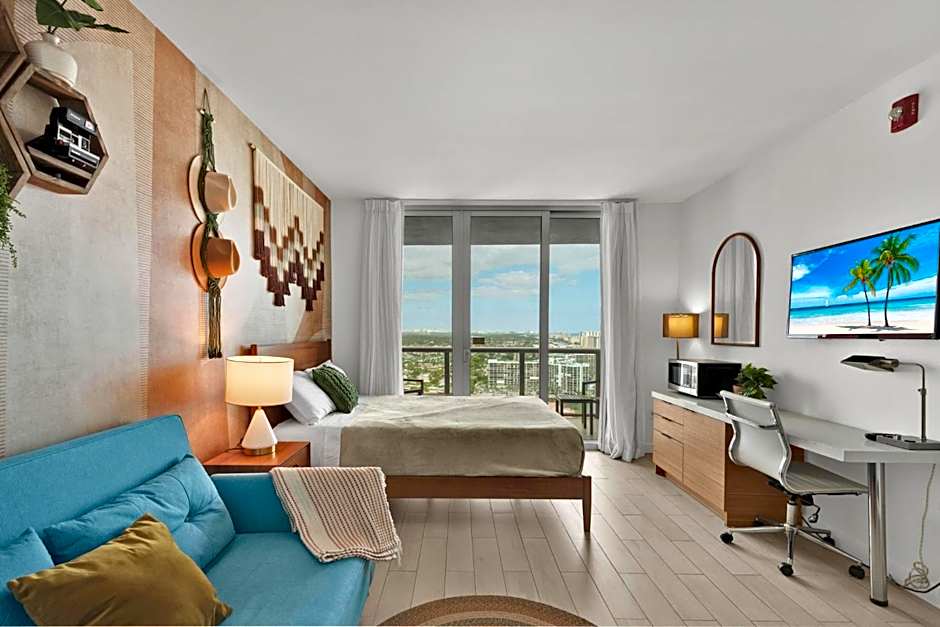 Water View Building With Pool - 5-Min Walk To The Beach - Cozy Studios