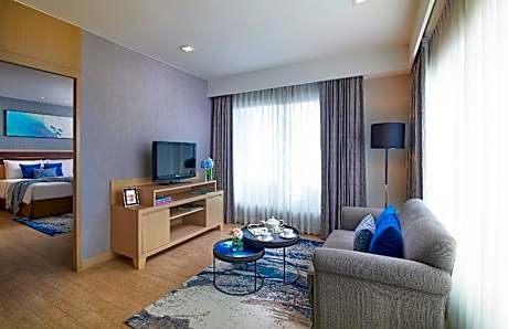 1 King 1 Bedroom Lake View Suite Non-Smoking