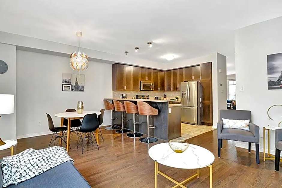 Modern Townhome Near Ottawa Attractions