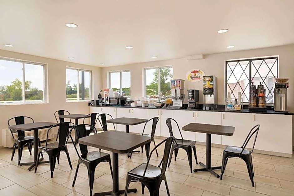 Super 8 by Wyndham Portland/Westbrook Area