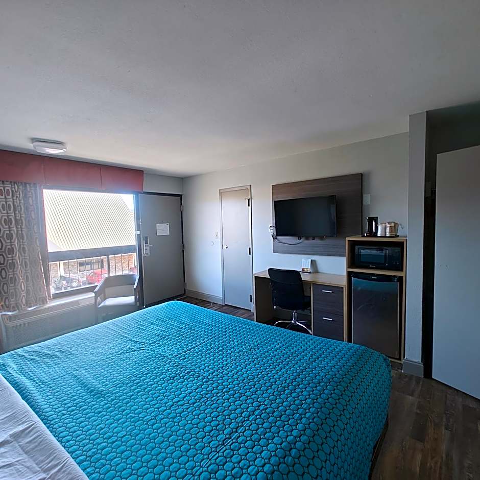 Mountain Vista Inn & Suites - Walking Distance to the Island