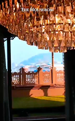 The floating oasis houseboat 