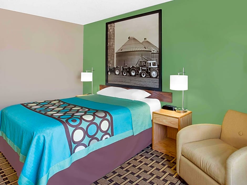 Super 8 by Wyndham Beaver Dam