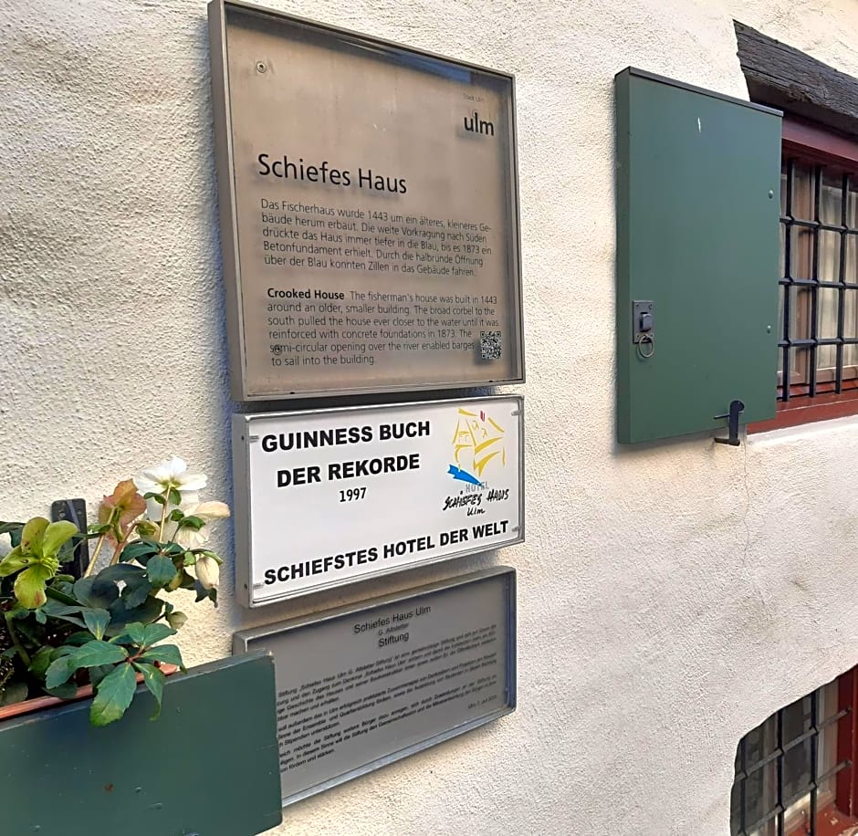 Schiefes Haus