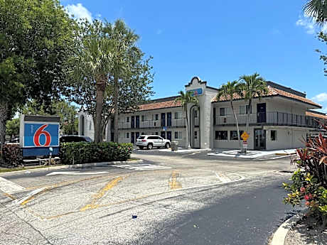 Motel 6 Riviera Beach FL