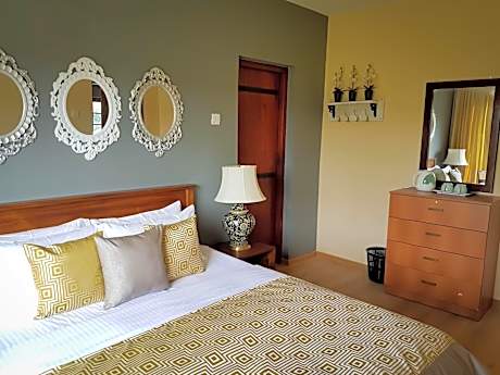 Queen Room with Garden View