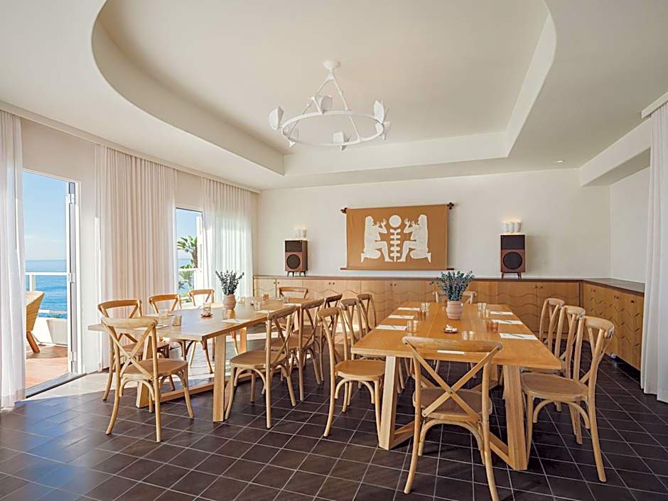 Casa Loma Beach Hotel