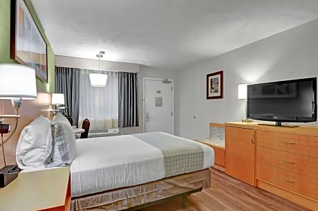 Queen Room with Bath Tub - Mobility Accessible