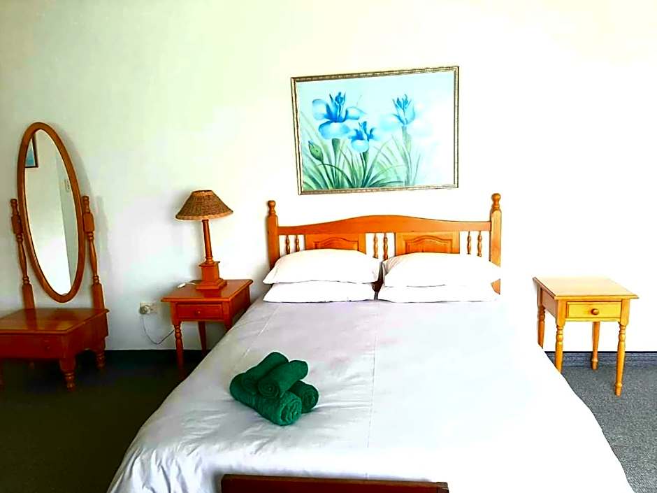 The Oaks Hotel