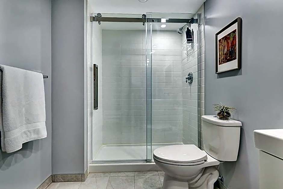 Retro vibe w hot tub piano lounge and vinyls