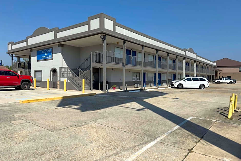 Days Inn by Wyndham Gonzales