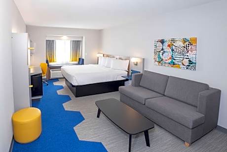 King Suite with Roll-In Shower - Mobility/Hearing Accessible/Non-Smoking