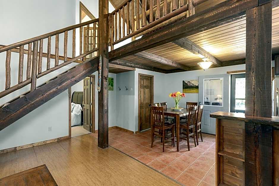 Summit Mountain Lodge and Steakhouse