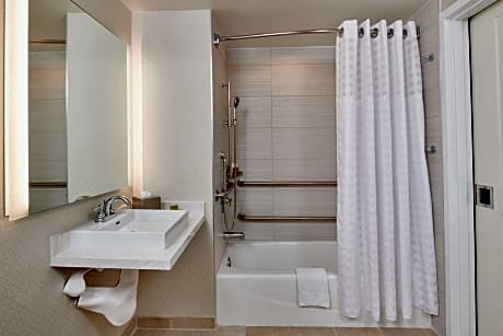 King Room Accessible Tub - Mobility Access/Non-Smoking