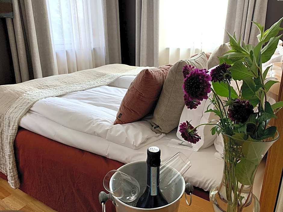 Photo 1 of 6 of Standard 1 Queen Bed