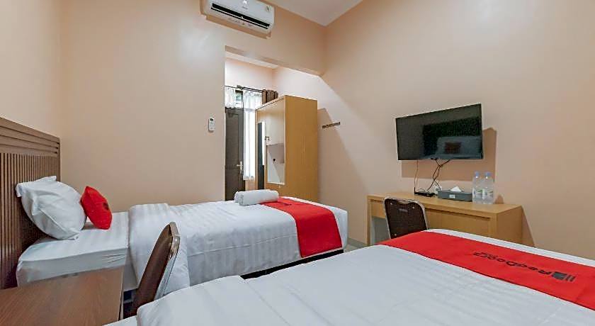 RedDoorz Syariah near Alun Alun Palimanan