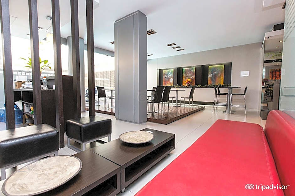 Recoleta Plaza by Ayres