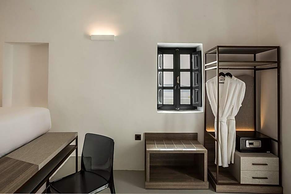 Sun Rocks Boutique Hotel - Caldera View Suites & Sunset Dining Experience
