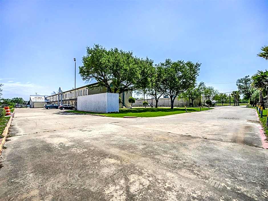 Days Inn & Suites by Wyndham Webster NASA-ClearLake-Houston