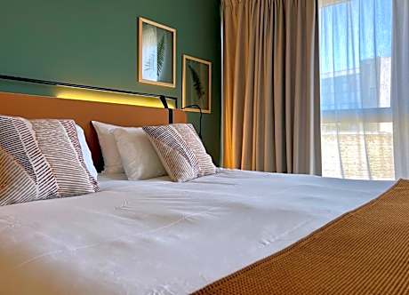 Classic Queen Room with City View - Non-Smoking