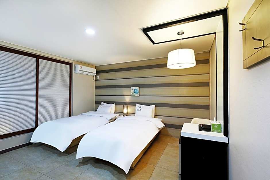 White Tourist Hotel