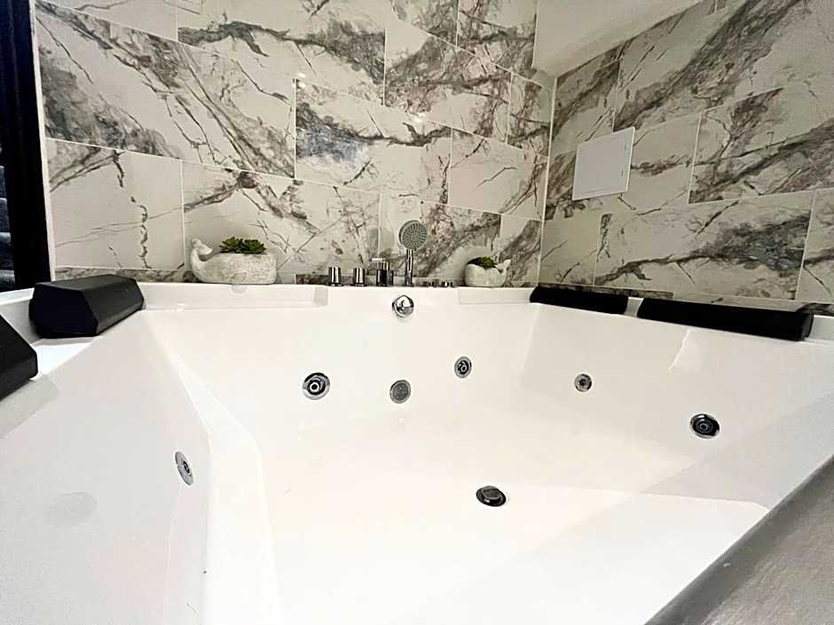 Duke and Duchess Apartments and Rooms - Private in Room Hot Tub Suites