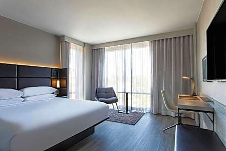 2 Bedroom Suite, Bedroom 1: 1 King, Bedroom 2: 2 Queen, Mountain view, Terrace
