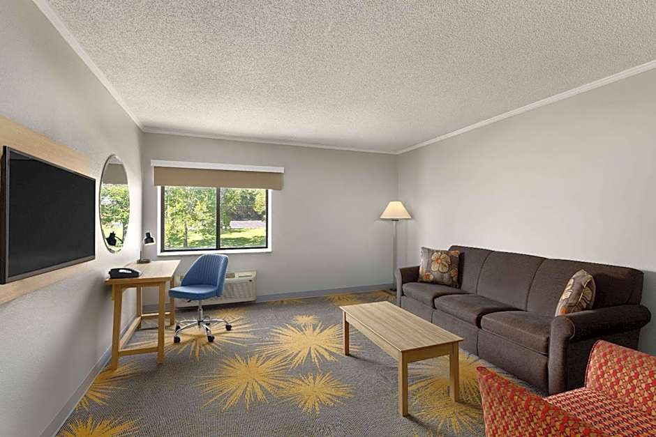 Days Inn & Suites by Wyndham Kansas City South