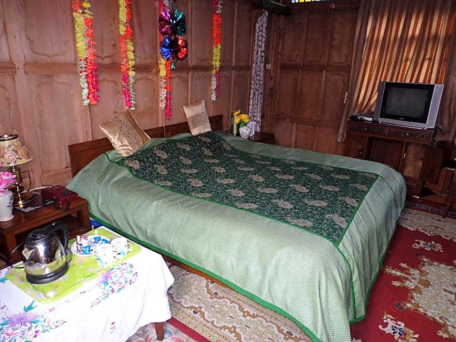 Alif Laila Group of Houseboat