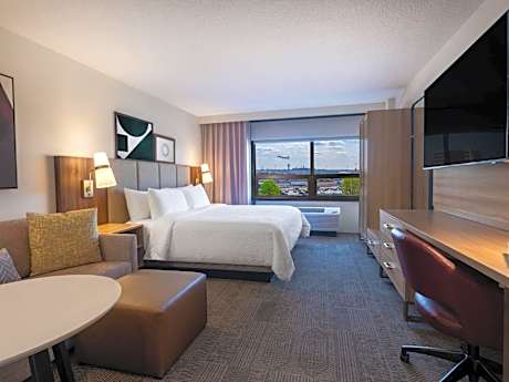 King Studio Suite with View - Communication Accessible