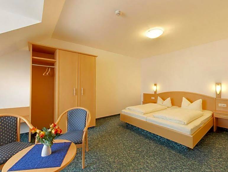 Photo 1 of 7 of Room with 5 Beds
