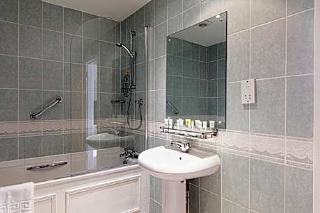 Large Family Room (2 Adults + 2 Children)