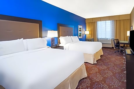 Standard Queen Room with Two Queen Beds and Mobility Accessible Tub