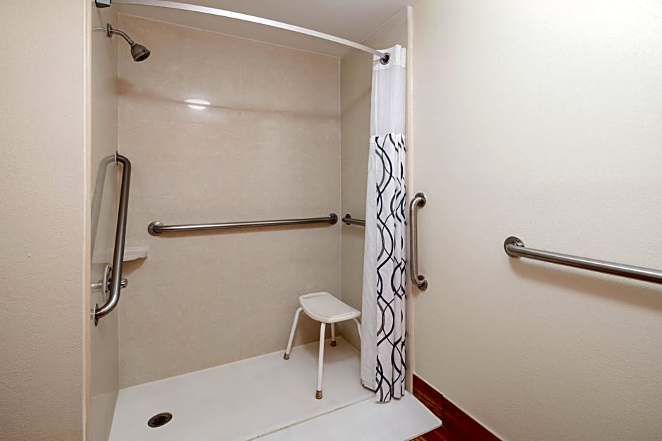 Howard Johnson by Wyndham Savannah GA