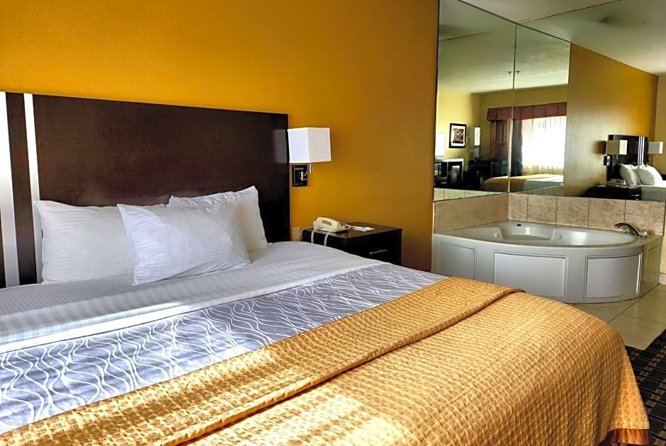 Days Inn & Suites by Wyndham Sam Houston Tollway
