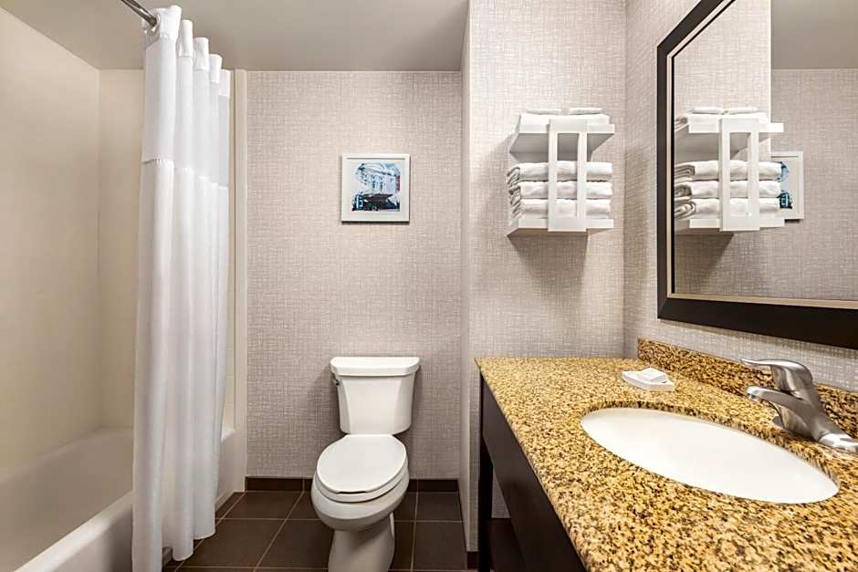 Hampton Inn By Hilton And Suites York South