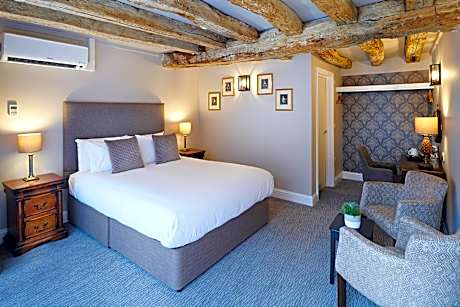 King Suite with Sofa Bed and Courtyard - Non-Smoking