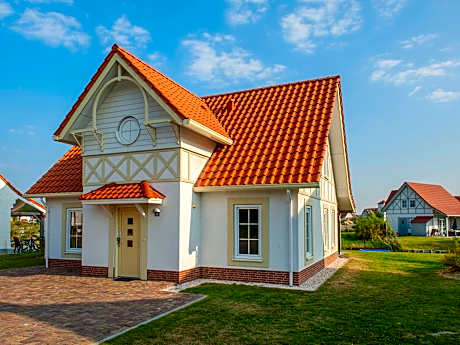 Restyled villa with sauna and rowing boat near sea