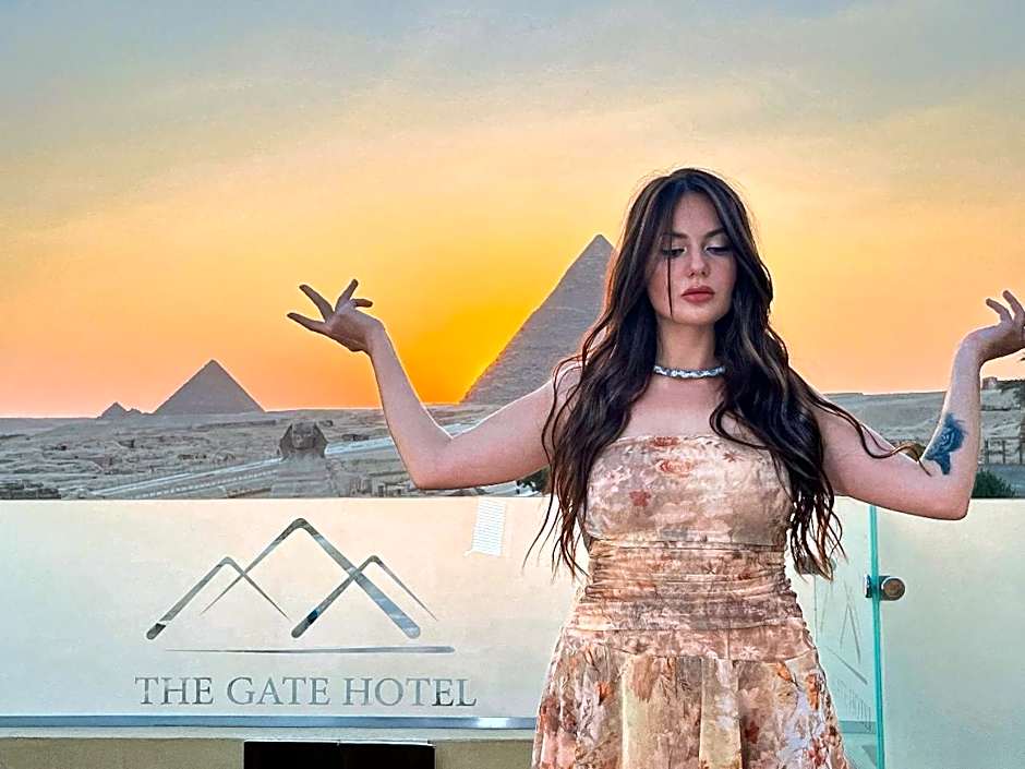The Gate Hotel Front Pyramids & Sphinx View