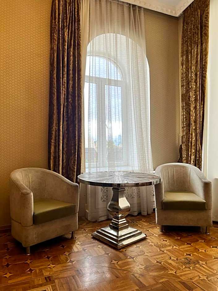 Premier Old Gates Hotel