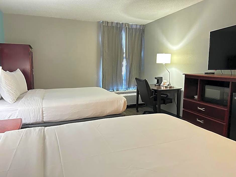Clarion Inn & Suites Grand Rapids Airport