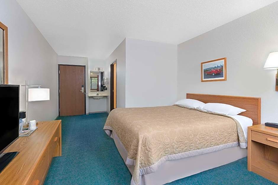 Photo 1 of 2 of 1 Queen Bed, Accessible