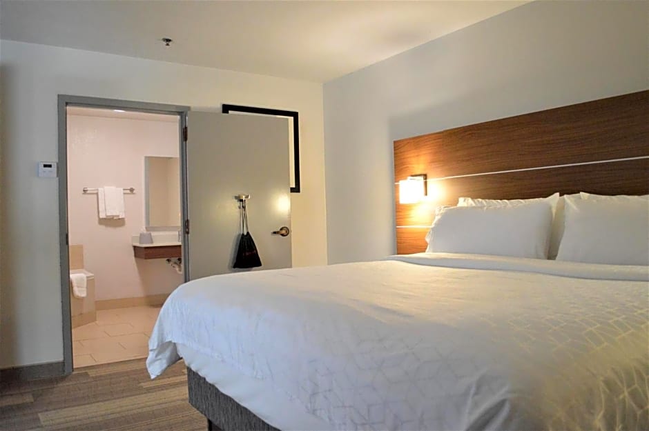 Holiday Inn Express & Suites Batesville By IHG