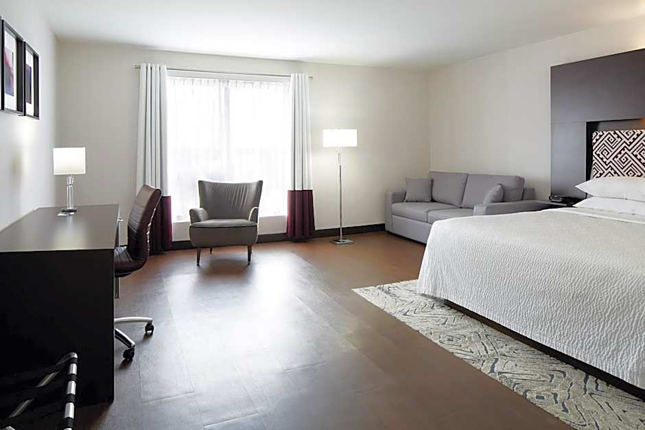 Photo 1 of 4 of Deluxe 1 King Bed with Sofabed Guestroom