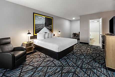 1 King Bed Deluxe Room Non-Smoking