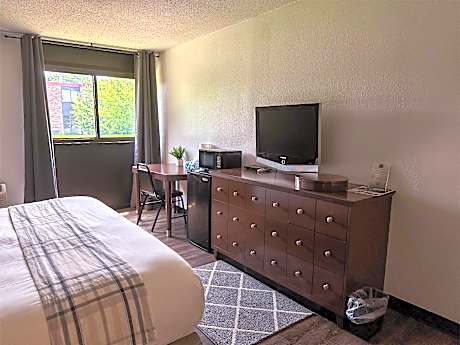 1 King Bed | Mobility Accessible Tub, Nsmk