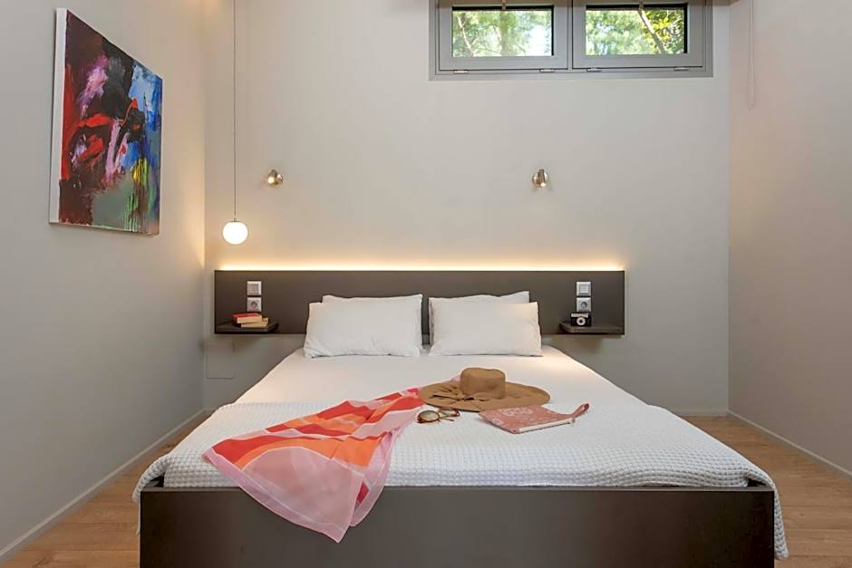 Sani More & Sani Woods